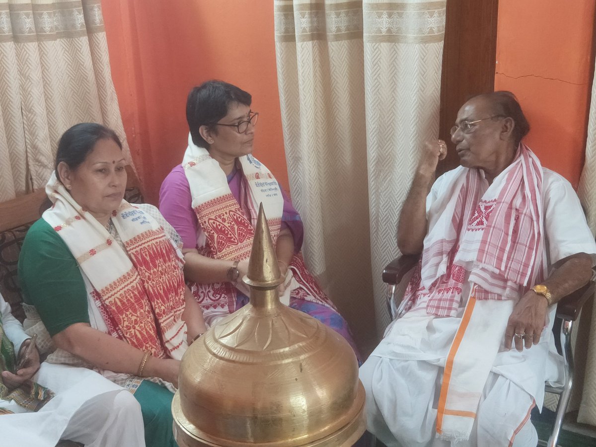 AkashHa23049901's tweet photo. বটদ্ৰৱা থানত আজি গুৰু জনাৰ সেৱা আশীৰ্বাদ লব আহি উপস্থিত হয় অসম প্ৰদেশ মহিলা কংগ্ৰেছৰ নৱনিযুক্ত সভানেত্ৰী মীৰা বৰঠাকুৰ ডাঙৰীয়ানী
@borthakur_mira https://t.co/sFUW9PgE1J