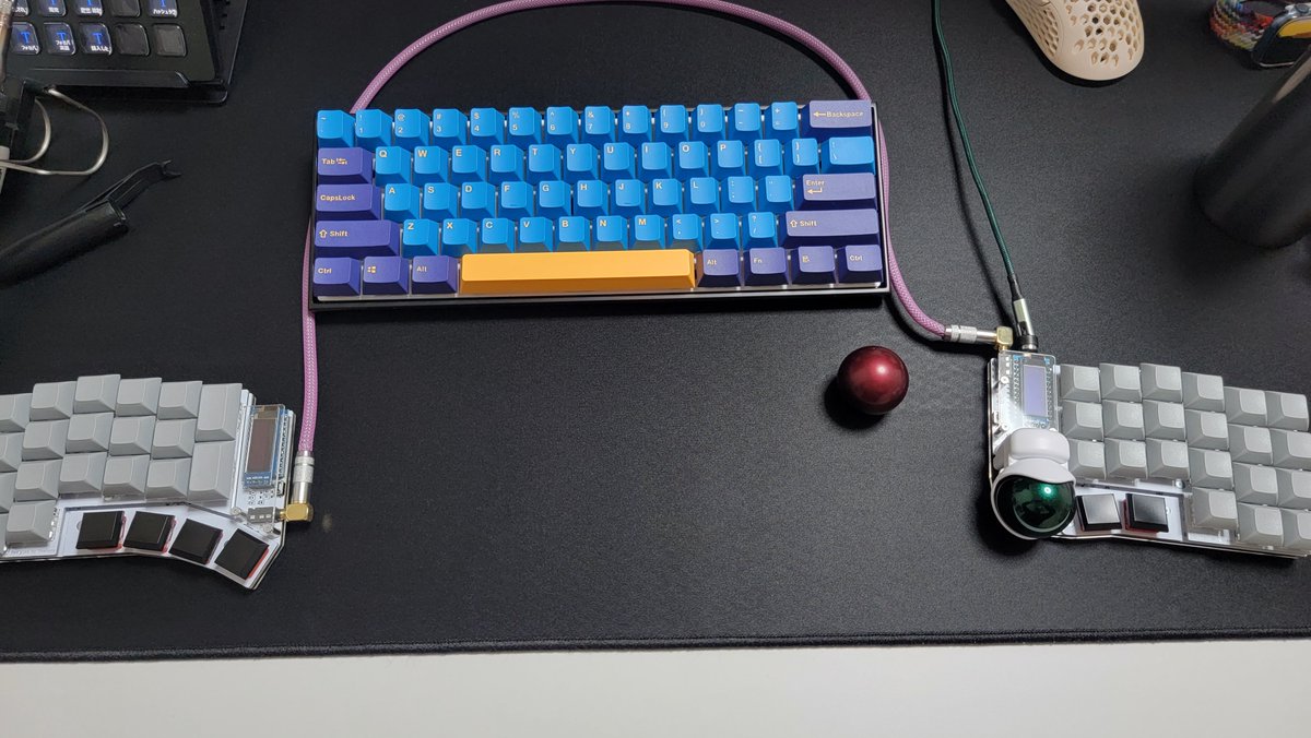 blenderUnity1's tweet image. 初、自作ケーブル完成した。
2回失敗して予定よりケーブル短くなったけどギリ使える。
右はプラグストレートじゃないとダメだな
しっかし適当な色で仕入れたパラコードとスリーブやから気持ち悪い色になったww
前のケーブルとの径の差がすごいw
#自作キーボード #自作ケーブル #keyball46