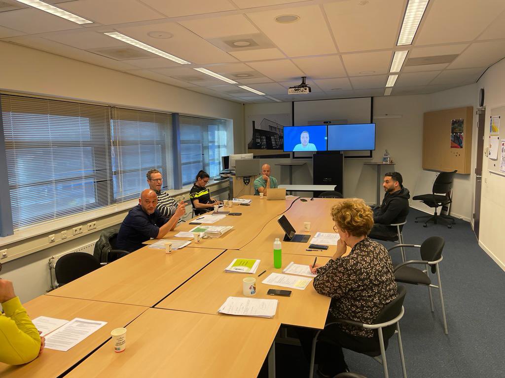 boumesho's tweet photo. Community Builder @CharlieFerraz van Loosduinen in gesprek met collega’s binnen veiligheid, welzijn en gemeente. Samen in de haarvaten van de mooie stad achter de (Loos)duinen! Voor leefbare wijken, straten en portieken. @POL_Loosduinen @wijkz_welzijn @GemeenteDenHaag https://t.co/PcgLTeAsAr