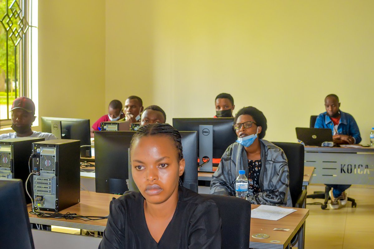 Umuseke's tweet photo. Banki y'ubucuruzi ya @RwEquityBank yasobanuriye aba_Agents bagera kuri 27 ibyiza n'amahirwe yo gukorana nayo.

Babwiwe kandi kuri serivise za @MOBICASH_RWANDA n'uko ikorana n'aba-Agents mu guha umuturage serivise inoze.
@RSSB_Rwanda @CityofKigali @AccesFinance https://t.co/3t3gN7gSGE