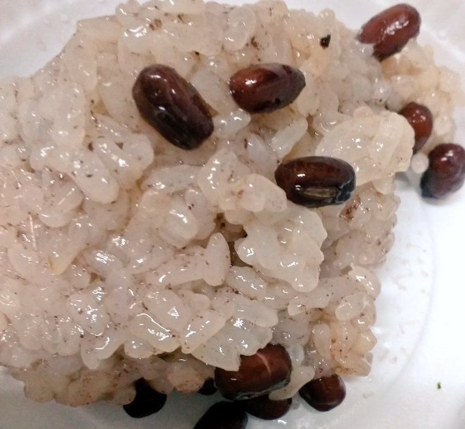 赤飯が好きで祝わないけどよく炊く。
今日は水多めでもっちゃり。ほぼおはぎ。
おこわじゃないのもまたよし。 