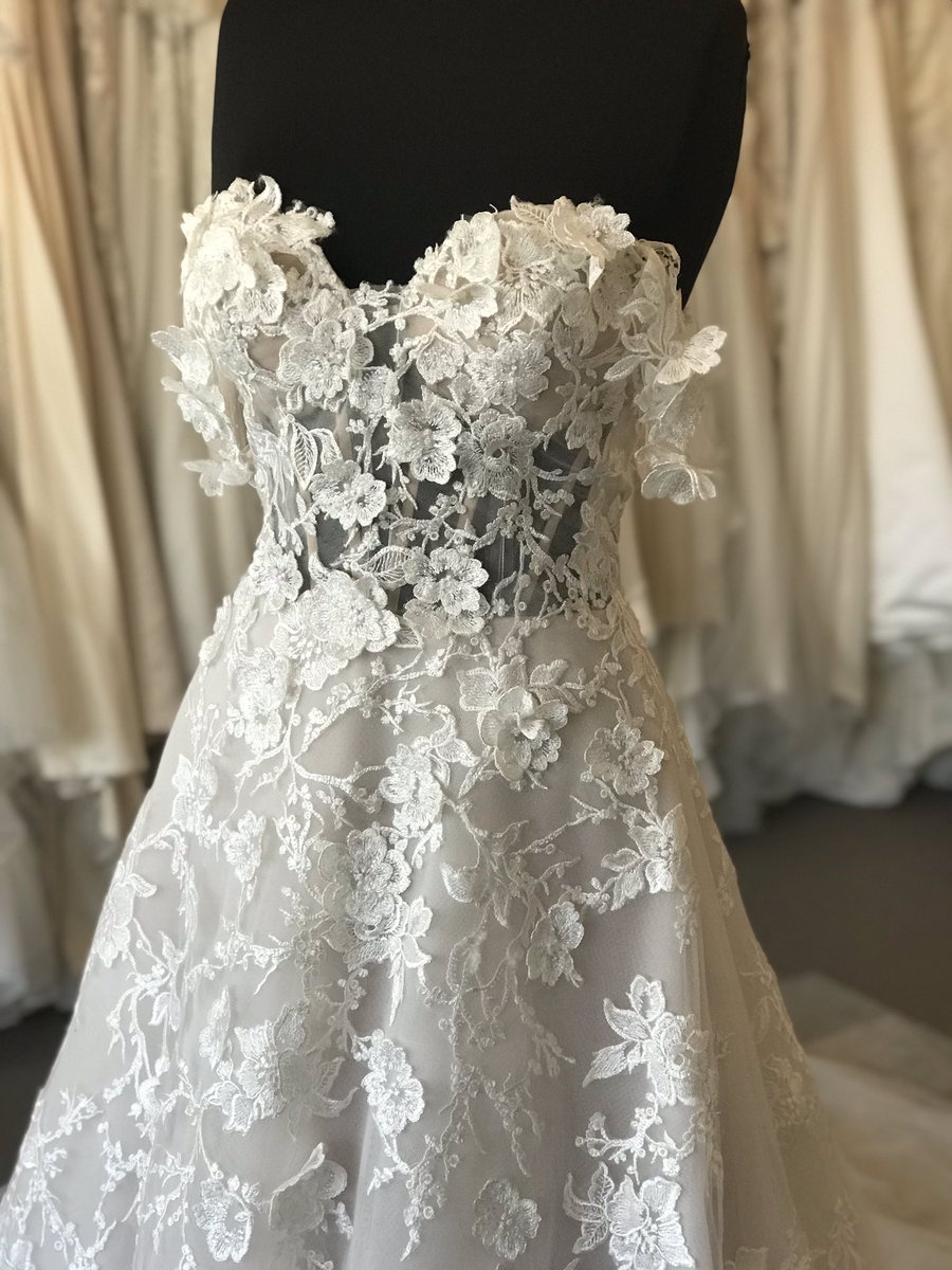 💞 𝐷𝑅𝐸𝑆𝑆 𝑂𝐹 𝑇𝐻𝐸 𝐷𝐴𝑌 💞

To book your private appointment with us to find your bridal style drop us a DM.
Or
Call 01482 236446
Email beverley@bridalreloved.co.uk

#weddingdress #bride #bridalrelovedbeverley #bridalreloved