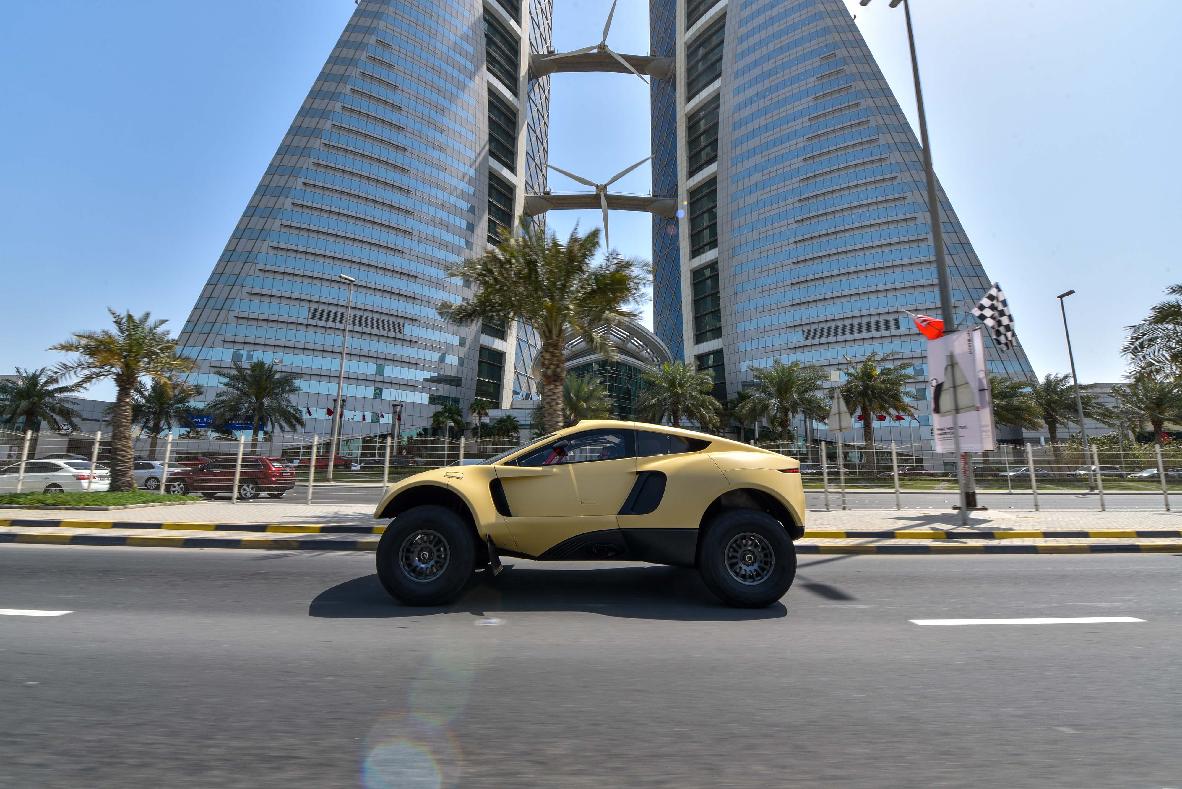 Cette "Ferrari du désert" peut rouler presque n'importe où, à 300 km/h ! (vidéo sur Bidfoly.com) Par Robin Ecoeur FOm6q0UWUAMXSsX?format=jpg&name=4096x4096