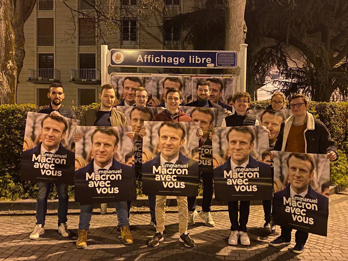 JeunesMacron80's tweet photo. Soirée de mobilisation hier pour les @JeunesMacron de la Somme 🚀
Merci à tous ceux qui étaient à nos côtés pour l’#AfterworkJAM et ce nouveau collage nocturne dans les rues d’#Amiens ! De bons moments de campagne 😉🍻 #AvecVous https://t.co/eVcup0ttkD
