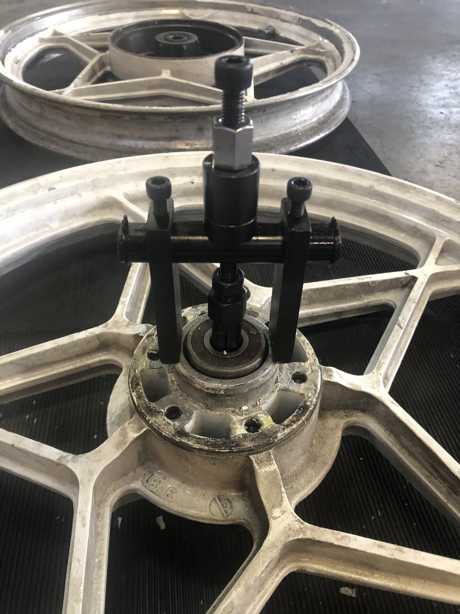 paintwork053's tweet photo. 星キャス
ベアリング外し→総剥離→下地塗装

#gt380 https://t.co/YQrQ3HgVHS