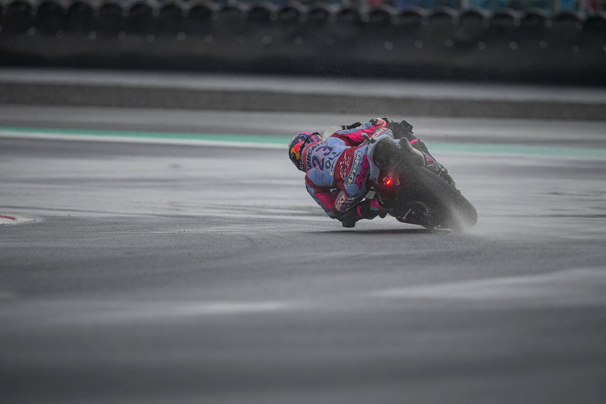 Bestia23's tweet photo. Slippery when wet ☔️
#IndonesianGP #MotoGP #Ducati https://t.co/dilWmeTBiI
