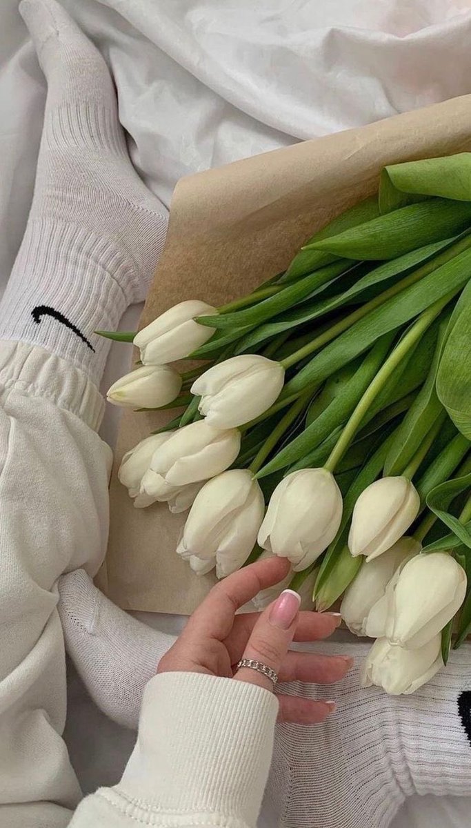 SelectOutfit's tweet photo. white tulips https://t.co/fYl9K2dKW7