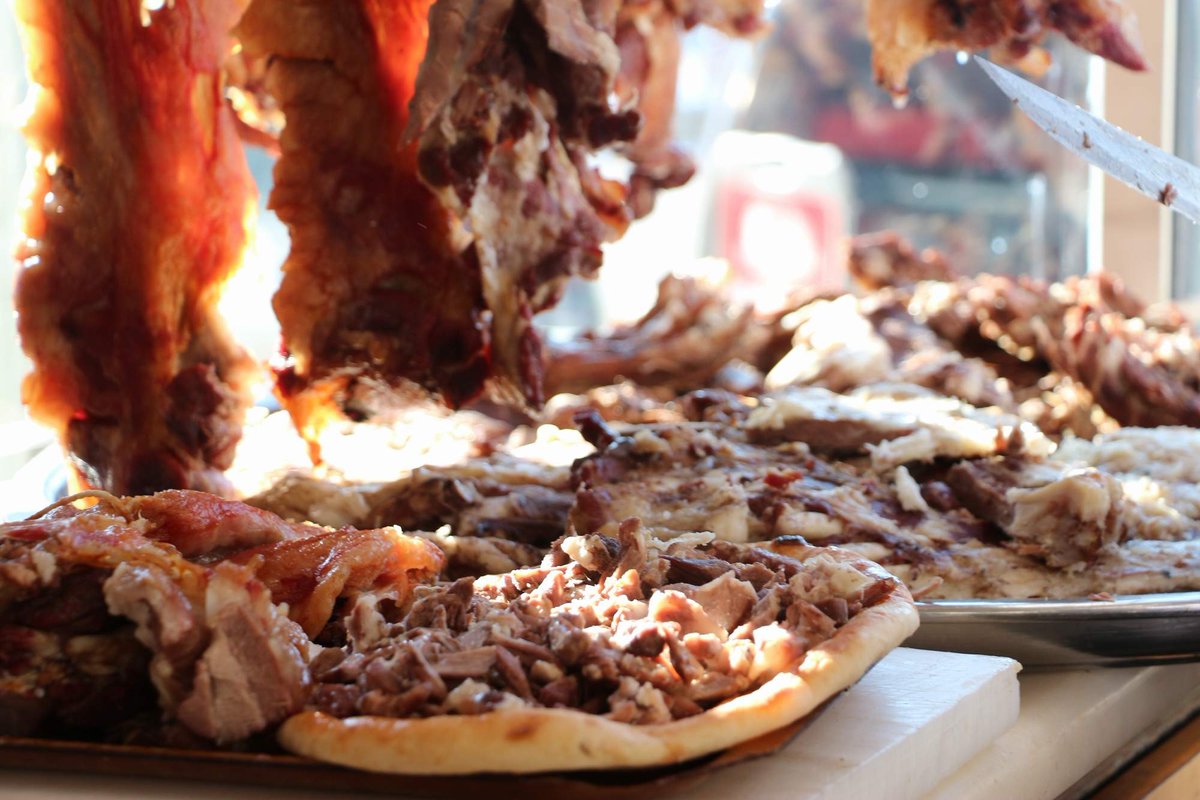 kemalcifci's tweet photo. ANADOLU GASTRONOMİSİ; SİİRT BÜRYAN KEBABI
Adını duyduğumuzda bile heyecanlandığımız Siirt Büryan kebabıyla tanışmalısınız. En azından üryan geldik büryan gitmeyelim, dersiniz.

Kuzu veya keçi eti, 3 metre derinliğinde 80 cm. çapında etrafı ateş tuğlasıyla örülmüş kuyuda odun https://t.co/QuTAKPkrH8