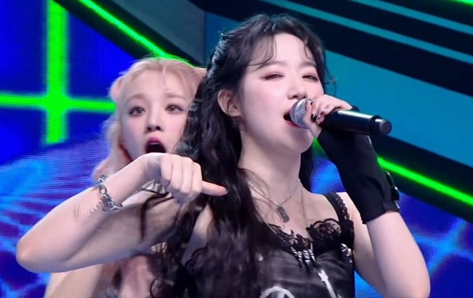 neuktokki's tweet photo. CONGRATS FOR 3RD WIN TONIGHT GIRLS 🫶🏼🤟🏻🎉💜 @G_I_DLE

(he looks like a proud dad lol)
#GIDLE3rdWin #GIDLE #여자아이들 https://t.co/Ik5SayNeXW