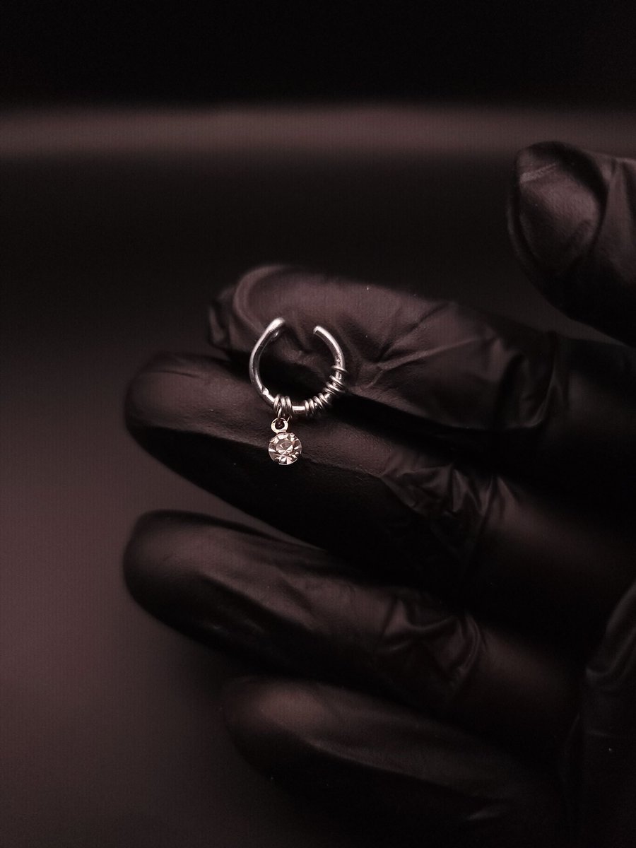 kali_va's tweet photo. Hi there! I make non-piercing nose jewelry. I can personalize the color (gold/silver), and add on charm dangles (extra $, unless dangle is included in product photo)

DM me here💜 
Here is my Etsy Shop; https://t.co/GbRdgYcPfs 

A few examples of my work 🥰 https://t.co/Wqomm96q2R