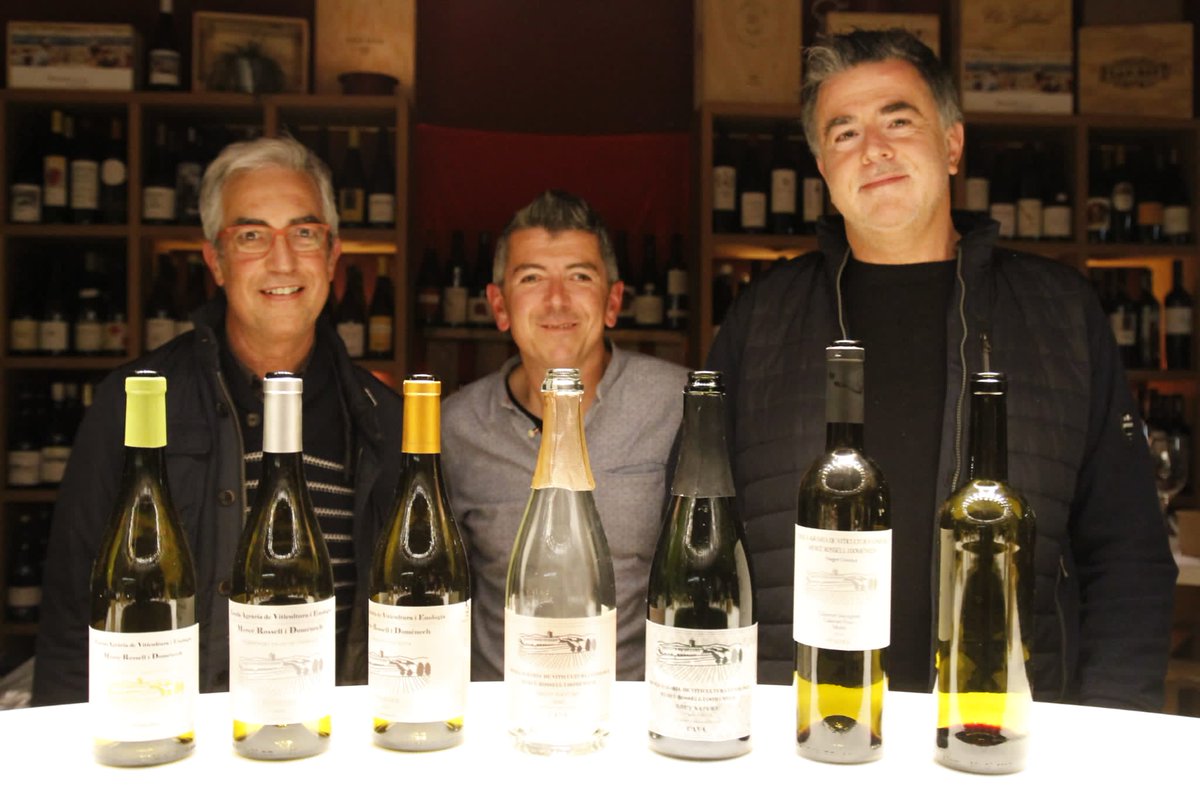 ... un vespre de vi molt educatiu i amb molt de contingut. No tots els dies es tenen tres mestres conduint un tast. Moltes gràcies Xavier Zamarra, oficial de camp, Simón Laguna, cap d’explotació i Benjamí Mercader, cap d’estudis de l'<a href="/escolaespiells/">Escola Espiells</a>. Torneu aviat #EscolaAmiga!