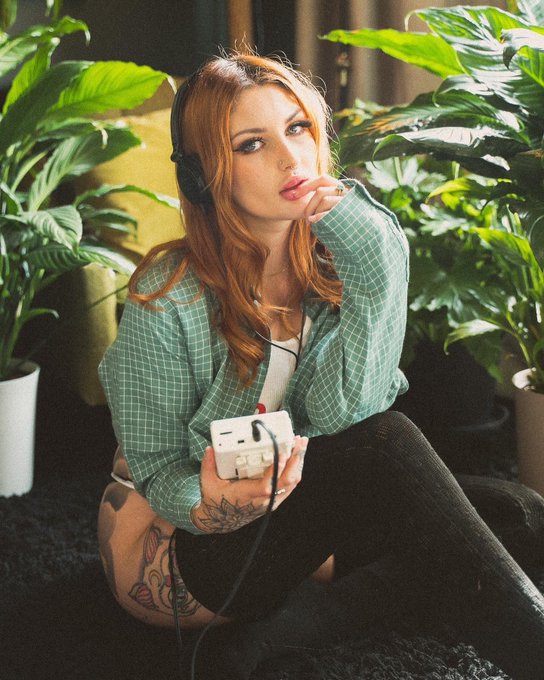 Go away mom I&rsquo;m listening to deftones 🙄 https://t.co/Hstui6nRnu