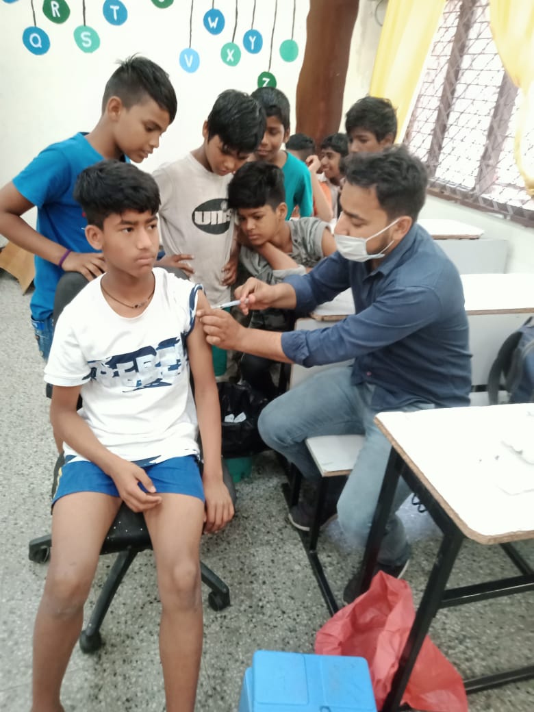 DMCentralDelhi's tweet photo. @DMCentralDelhi  @DLCWCENTRAL  WWO @anu_radha__  organized special vaccination camp for 12-14 yrs of children for 1st dose at DMRC Children Home, Near Tis Hazari Metro Station.

#delhiFightsCorona
#CentralDelhiFightsCorona https://t.co/AmYCrnNmL2