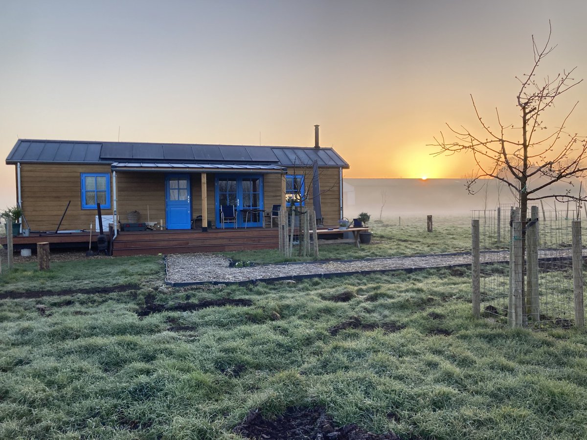 AnneMHoekstra's tweet photo. Zonsondergang, zonsopgang. En alleen de geluiden van koeien, weidevogels, ganzen en af en toe een landbouwvoertuig. #tinyhouse https://t.co/DiJUn4SLZZ