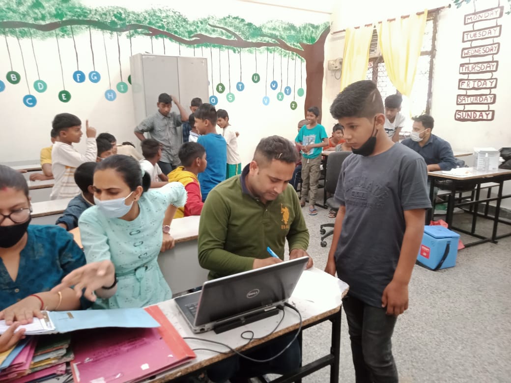 DMCentralDelhi's tweet photo. @DMCentralDelhi  @DLCWCENTRAL  WWO @anu_radha__  organized special vaccination camp for 12-14 yrs of children for 1st dose at DMRC Children Home, Near Tis Hazari Metro Station.

#delhiFightsCorona
#CentralDelhiFightsCorona https://t.co/AmYCrnNmL2
