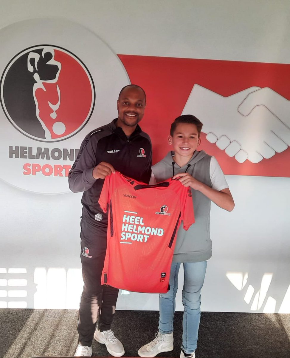 VVGJO13_1's tweet photo. Onze nummer 3, Cas, bekend om zijn geweldige verdedigende acties en bescheidenheid, mag naar Helmond Sport. We gunnen het hem natuurlijk van harte. Gefeliciteerd met deze dikverdiende stap! ⚽️ #helmondsport #vvgemert #verdiend https://t.co/pTyYhkVP6f