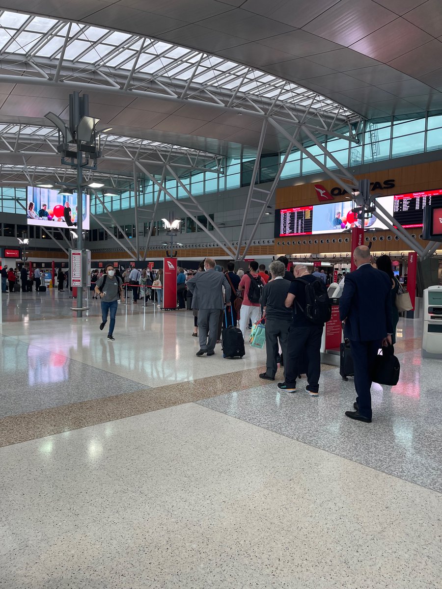 NickyLiatRose's tweet photo. Make sure you arrive 3 hours before your DOMESTIC flight at #SydneyAirport! Queues are absolutely mental. Snakes around the corner and around the door https://t.co/BXHpaiGm2e