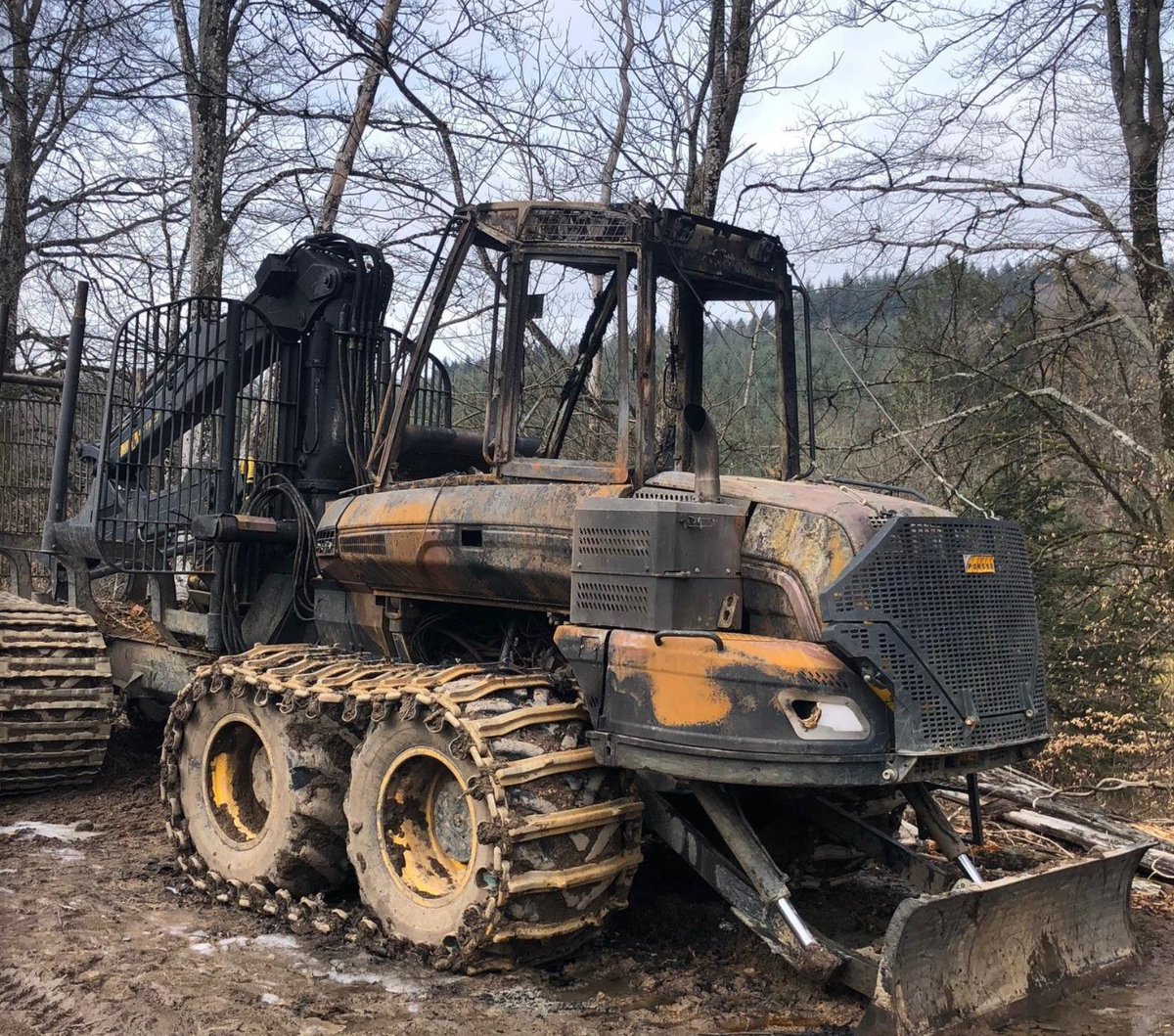 🚨⚠️ STOP aux agressions des travailleurs forestiers : <a href="/UCFFcoop/">UCFF - Les Coopératives Forestières 🇫🇷</a> dénonce les MENACES DE MORT &amp; agressions que subissent les forestiers sur le terrain et l'incendie criminel d'un engin forestier d'une #coopérative.
cc <a href="/Agri_Gouv/">Ministère Agriculture et Souveraineté alimentaire</a> <a href="/Ecologie_Gouv/">Min. Ecologie Territoire Transports Ville Logement</a> <a href="/Interieur_Gouv/">Ministère de l'Intérieur</a> <a href="/franceboisforet/">France Bois Forêt</a>. 1/6