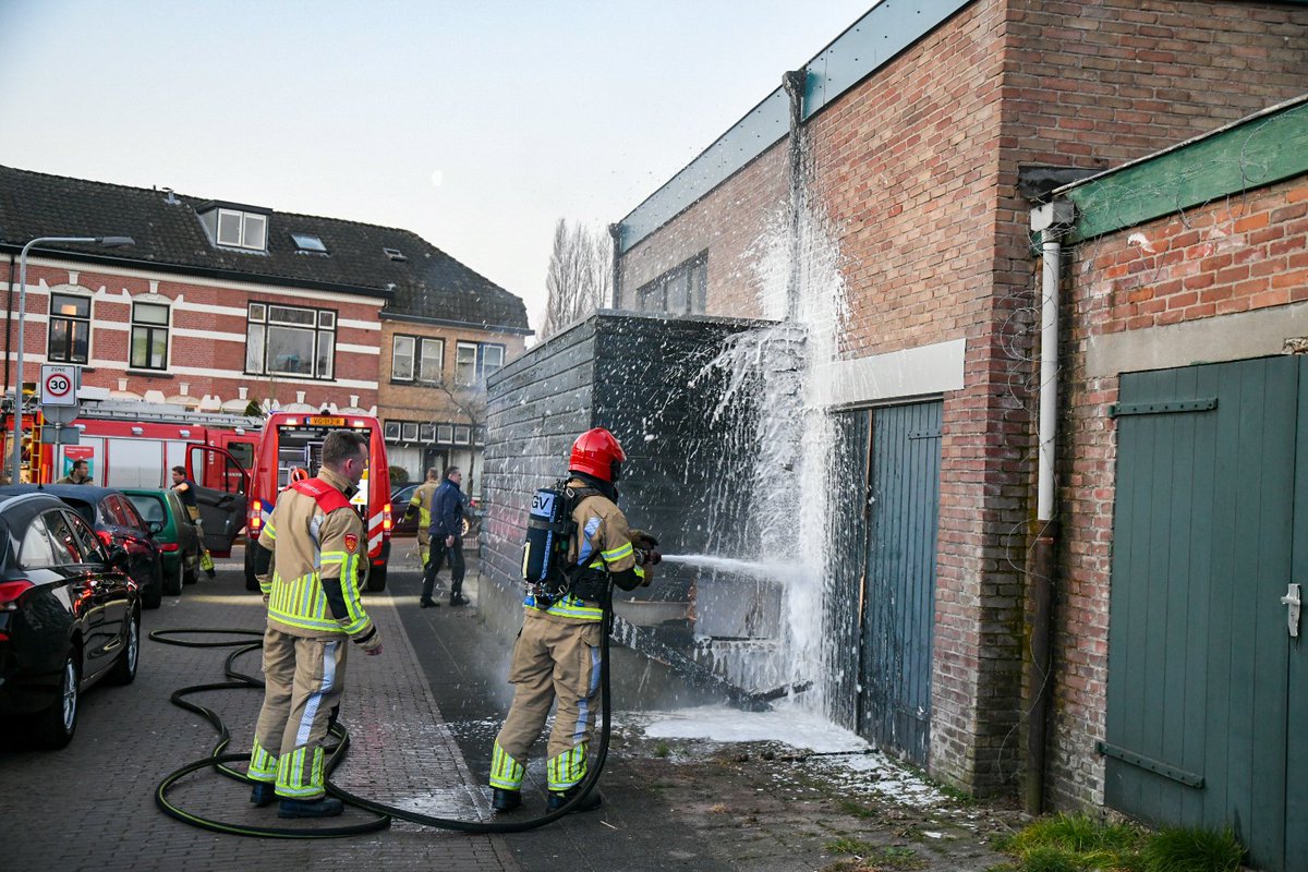 JPO204's tweet photo. Chaotische ochtend in #Hilversum. In Hilversum zijn in de omgeving van de Floralaan kort na elkaar vier branden ontstaan, een auto. Een motor, schutting en twee woningen raakte hierbij flink beschadigd. De politie doet onderzoek, een 52-jarige man uit Hilversum is aangehouden. https://t.co/WAusKcwT43