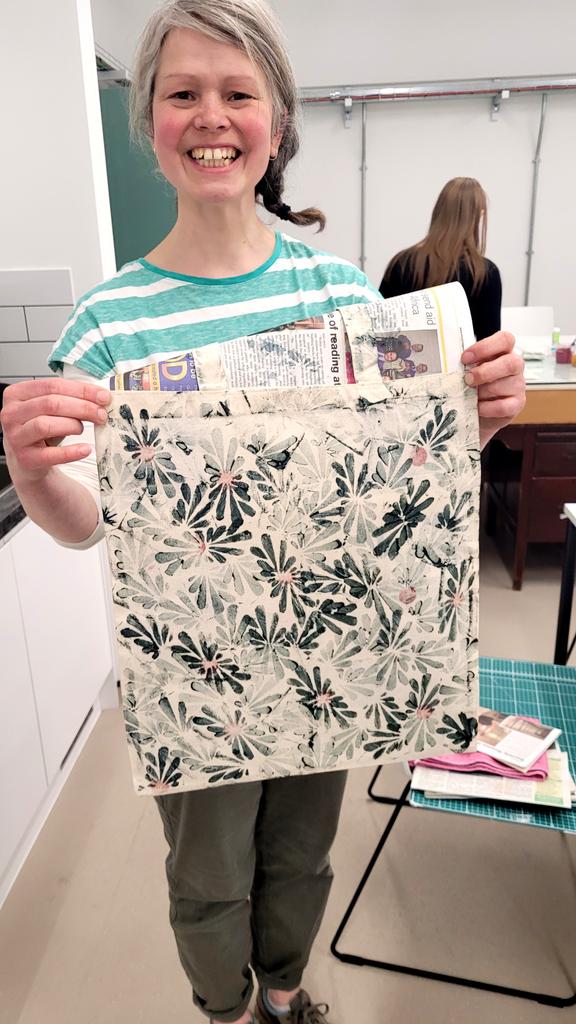 Limearthealth's tweet photo. It's a full house @Limearthealth Studio this evening!! MFT staff learn about quick and simple repeat pattern block printing techniques, and take home their very own hand printed tote bags. MFT STAFF...Vist https://t.co/J0FvwpSca6 to book your FREE place. @MFT_CSS @MFTnhs @EhwMft https://t.co/FRRmnOJz4X