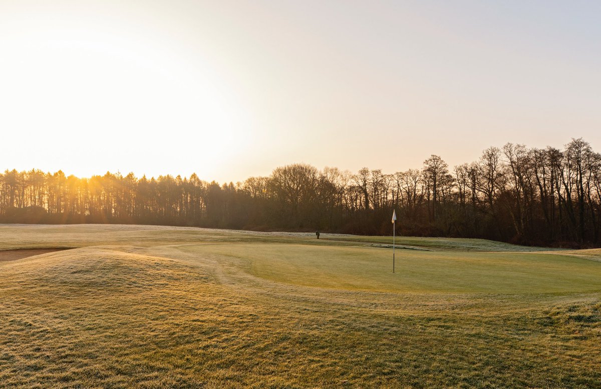 PaultonsGolf's tweet photo. Another gloriously golden sunrise this morning to begin a day packed full of sunshine. 🌅 ✨

#golfcoursesunrise #golfcourseview #beautifulgolfcourses #newforestgolf #hampshiregolf #romsey #paultons https://t.co/59nWGXGFcv