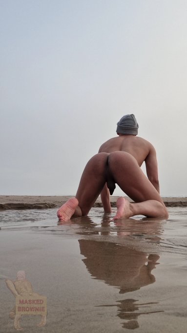 Foggy day at the beach https://t.co/TwSsrxW85H