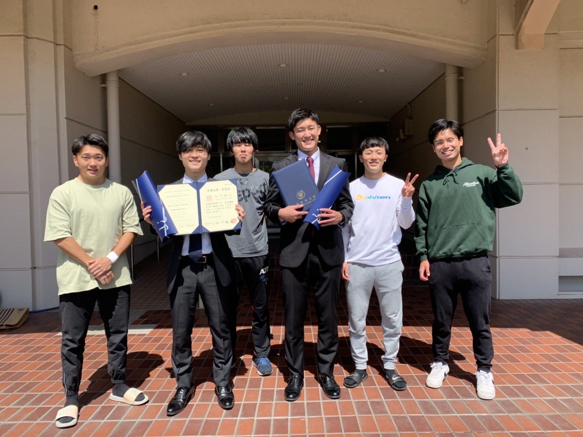 ktdvb27's tweet photo. 本日晴天の中、卒業式が行われました。男子バレー部からは二名の部員(山下将人、根來誠也)が卒業されました🎉
4年間の部活動、学業共にお疲れ様でした🙇🏻‍♀️
新天地でのご活躍、期待しております✨ https://t.co/WhAgS4mKiT