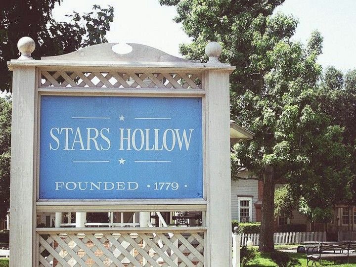 literatisgf's tweet photo. oh to be in stars hollow💭 https://t.co/jxS0pfiMcn