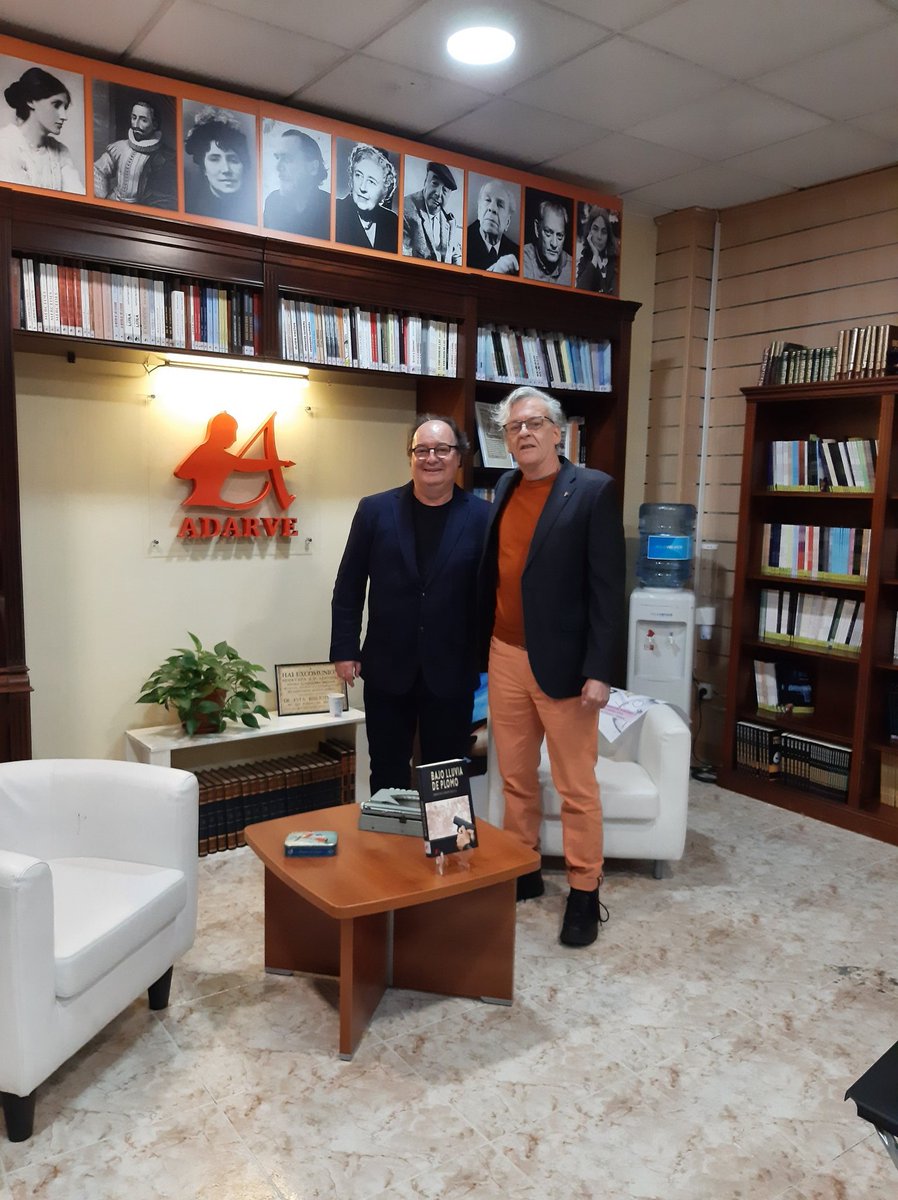 AlcaAlm's tweet photo. Llegar a Madrid y ser recibido por Luis en su editorial todo un honor. Gracias. Allí, se están tejiendo las páginas de mi libro de poemas: La voz que espera.
Pronto. Muy cercano. https://t.co/cBpkQAv0EL