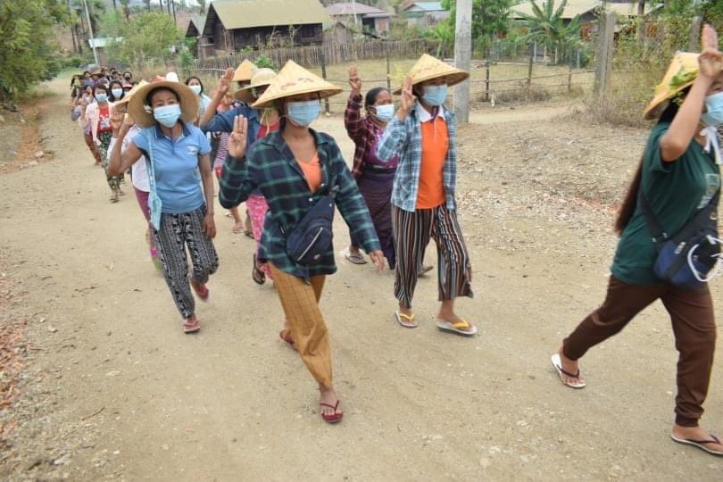 swamyehtet4's tweet photo. Residents from Yinmarpin and Salingyi tsp gathered and staged their 379th day of anti-dictatorship protest to overthrow the military dictatorship today.

#2022Mar24Coup 
#ICRC_HelpYouthActivists 
#WhatsHappeningInMyanmar https://t.co/GCj0p608sy