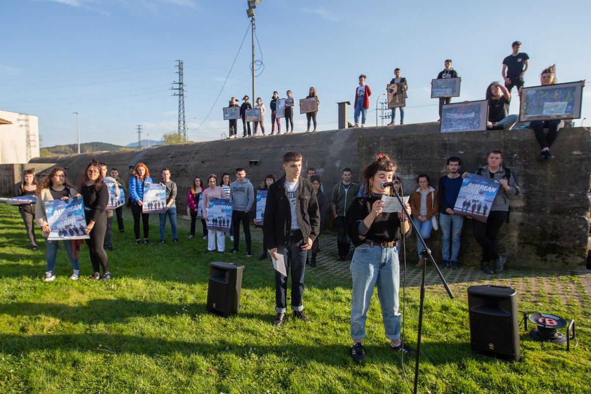 Aurrean Gara Gaur kanpaina aurkeztu genuen atzo. 85 urte beteko dira aurten faxisten altxamenduak Euskal Herrian hondamendia eragin zuenetik.

Memoriari eta antifaxismoari lotutako lanketa egingo dugun gazteak elkartu ginen Gernikan.

Irakurketa📲labur.eus/BnaAE
