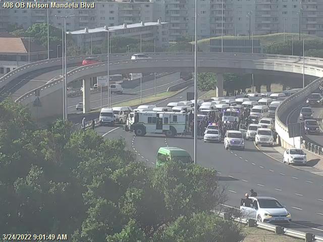 CapeTownFreeway's tweet photo. #Protest_Action #Protesting, N2 Inbound on Hospital Bend, use alt route and avoid area if possible #ShareTheRoad https://t.co/ogsxaKHNiC