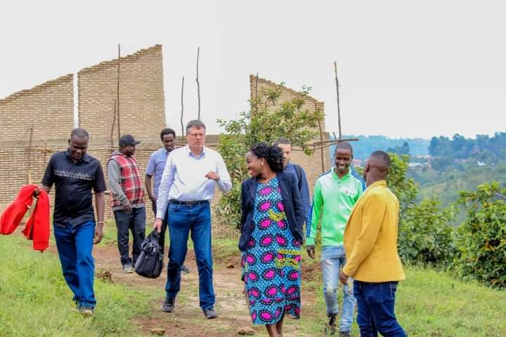 KayanzaSangwe's tweet photo. Appreciating  how is impactful the project of the @KayanzaSangwe as well as its remarkable involvement in poultry production, these Belgian breeders promised the federation to facilitate the delivery of orders to their company.
@BMineagrie @BelgiumInBuja
#agriculture #livestock https://t.co/KiB4YwpXVN
