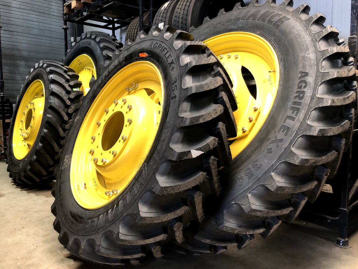 rinusroon's tweet photo. Smalle banden, brede banden, pech onderweg, spanningsadvies. U roept wij draaien! #delandbouwbandenspecialist #RinusRoon #ProfileMiddelharnis #ProfileZierikzee #Flakkee #Bridgestone #Alliance #JohnDeere #Mitas https://t.co/ZjCASj59qF