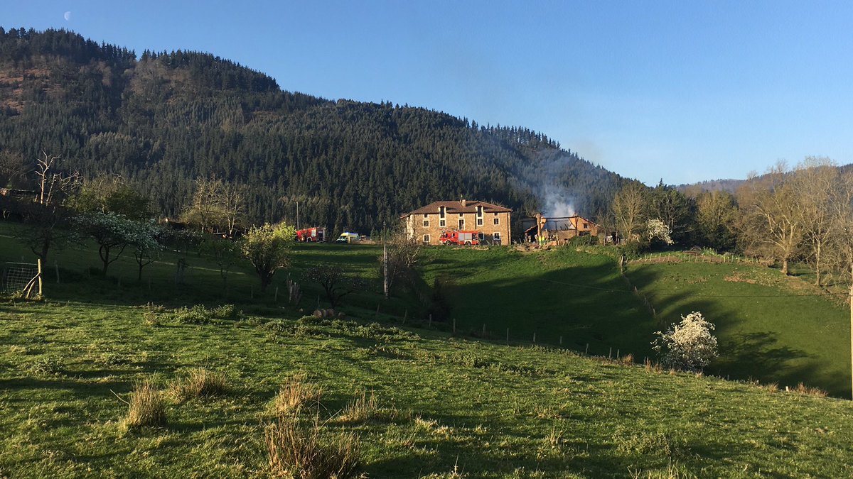 urtzigartzia's tweet image. Okondoko Garraztatxu auzoko baserri bat kiskali du suak. Suhiltzaileak 3 gorpuren bila dabiltza. @euskadi_irratia @faktoriaEITB