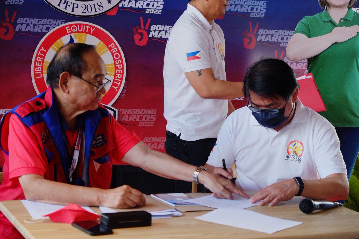 MJ__Mondejar's tweet photo. BREAKING: The Reform Party (RP) formally endorses Presidential front-runner @bongbongmarcos and Mayor @indaysara for the 2022 elections.

The merging was done in a simple ceremony at the BBM HQ in Mandaluyong City on Wednesday. | @smninews @DZAR1026 

📸: BBM Media Team https://t.co/b6HBKGpkCL