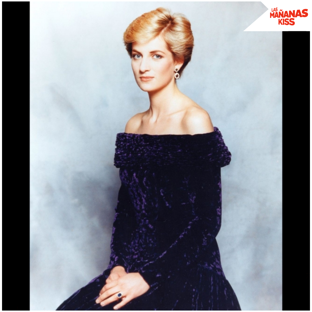 lasmananaskiss's tweet photo. La fotografía más 'incómoda' de Lady Di será subastada por 20.000$. Fue tomada en 1986 por Terence Donovan. Al parecer, el comprador original se acercó a Diana para que se la firmara, y ella, muy incómoda, dijo que no, que no le gustaba nada, que se veía fea #LMK #LadiDi https://t.co/oA6HRuBcCD
