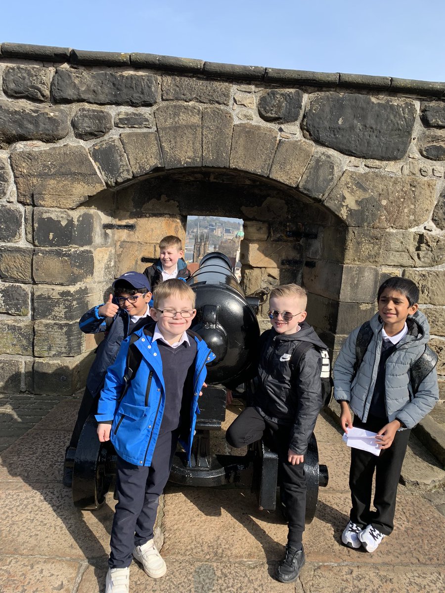 MissBonar_'s tweet photo. Our visit to Edinburgh castle! 🏰 🏴󠁧󠁢󠁳󠁣󠁴󠁿 @carmondean_ps https://t.co/prlZH0b5w2