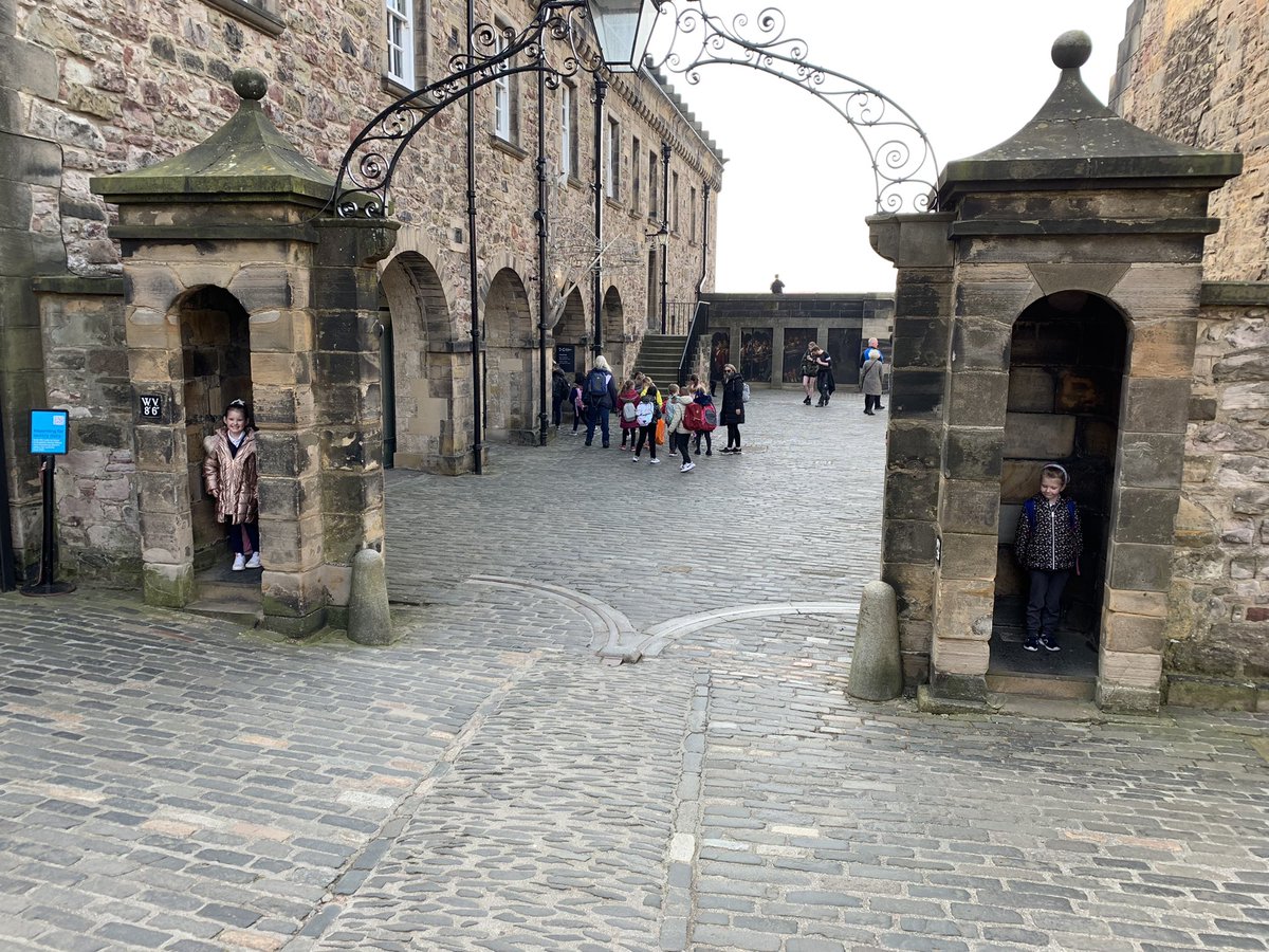 MissBonar_'s tweet photo. Our visit to Edinburgh castle! 🏰 🏴󠁧󠁢󠁳󠁣󠁴󠁿 @carmondean_ps https://t.co/prlZH0b5w2