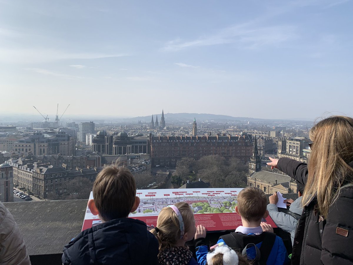 MissBonar_'s tweet photo. Our visit to Edinburgh castle! 🏰 🏴󠁧󠁢󠁳󠁣󠁴󠁿 @carmondean_ps https://t.co/prlZH0b5w2
