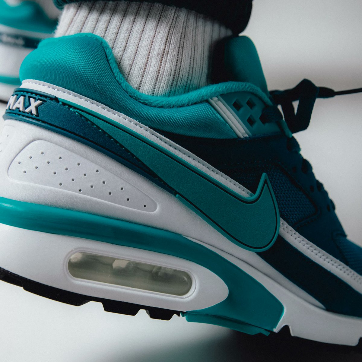 titoloshop's tweet image. big window ● The OG *Marina* colorway of the beloved Air Max BW releases TODAY  online 9AM CET ⏳ 30 min to go  📲 bit.ly/3KZt99o

US 7 (40) - US 12 (46)
style code 🔎 DJ9648-400

#bw
#bigwindow
#airmax
#airmaxbw
#nike
#titolo
#titoloshop