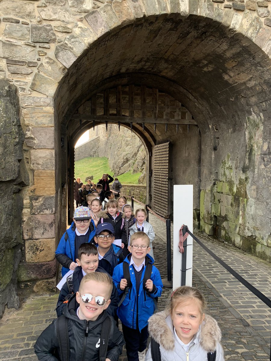 MissBonar_'s tweet photo. Our visit to Edinburgh castle! 🏰 🏴󠁧󠁢󠁳󠁣󠁴󠁿 @carmondean_ps https://t.co/EOhiyQPF16