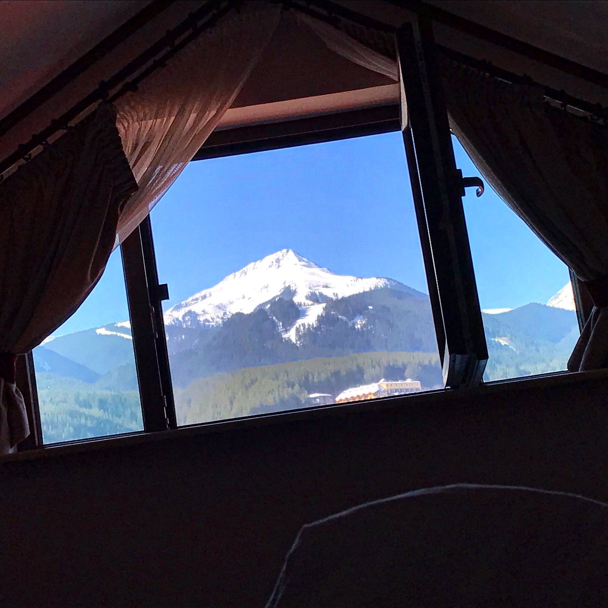 SweMetalChef's tweet image. What a view to wake up to. :) #mountain #morning #happiness #calmness