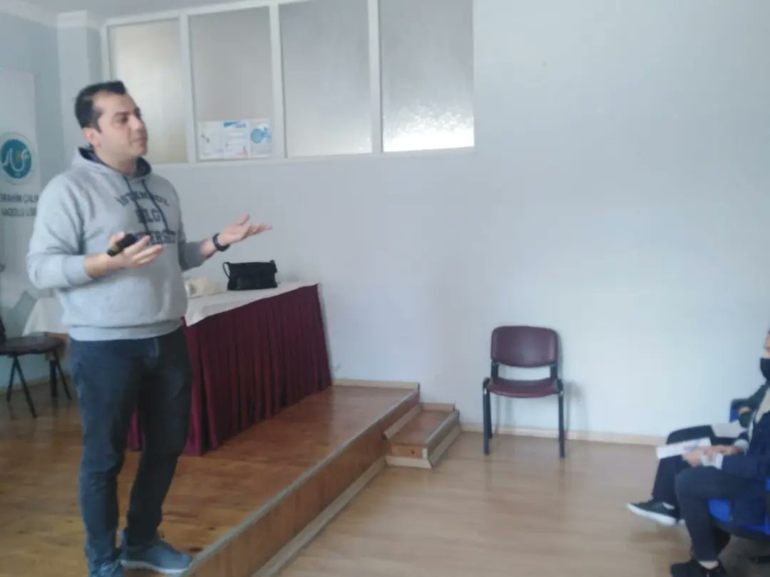 ibrahimcalik46's tweet photo. 12.Sınıflarımıza Yönelik "Kariyer Planlama" Konusunda Seminer Düzenlendi. 
Semineri; İstanbul Bilgi Üniversitesi Doğu Akdeniz ve Güneydoğu Bölge Sorumlusu Yunus SABUNCU verdi.
💭Öğrencilerimiz merak ettiklerini sordular, verimli bir seminer oldu.💭 https://t.co/bNncn2DWtT