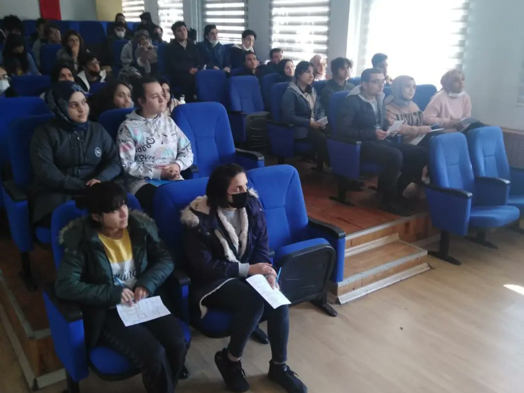 ibrahimcalik46's tweet photo. 12.Sınıflarımıza Yönelik "Kariyer Planlama" Konusunda Seminer Düzenlendi. 
Semineri; İstanbul Bilgi Üniversitesi Doğu Akdeniz ve Güneydoğu Bölge Sorumlusu Yunus SABUNCU verdi.
💭Öğrencilerimiz merak ettiklerini sordular, verimli bir seminer oldu.💭 https://t.co/bNncn2DWtT