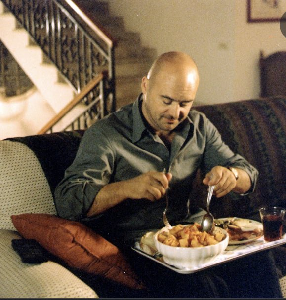 Gyoulio1's tweet photo. @VipMetP @MrJamesMay @shoshanna462731 Non dargli retta @MrJamesMay, anche Montalbano mangiava la pasta direttamente dalla ciotola: va bene se ne è tanta https://t.co/mVPY7W6GbX