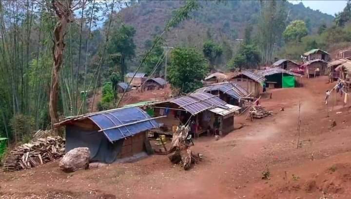 At least 200K victims have forced to displace amid the ongoing clashes and violence of junta terrorists around the #Karenni state. All of refuge camps alarm for urgency of humanitarian aids alongside junta's blocking all transport ways into Kayah towns there.

#2022Mar24Coup