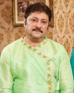 htcity's tweet photo. Popular Bengali actor #AbhishekChatterjee died in Kolkata today after suffering a massive cardiac arrest, according to reports, which quoted his family members.
He made his debut in 1986 with #Pathbola and is popular for his performances in #Dahan, #Lathi, #Sujansakhi and #Alo. https://t.co/Jl0R5mCZ89