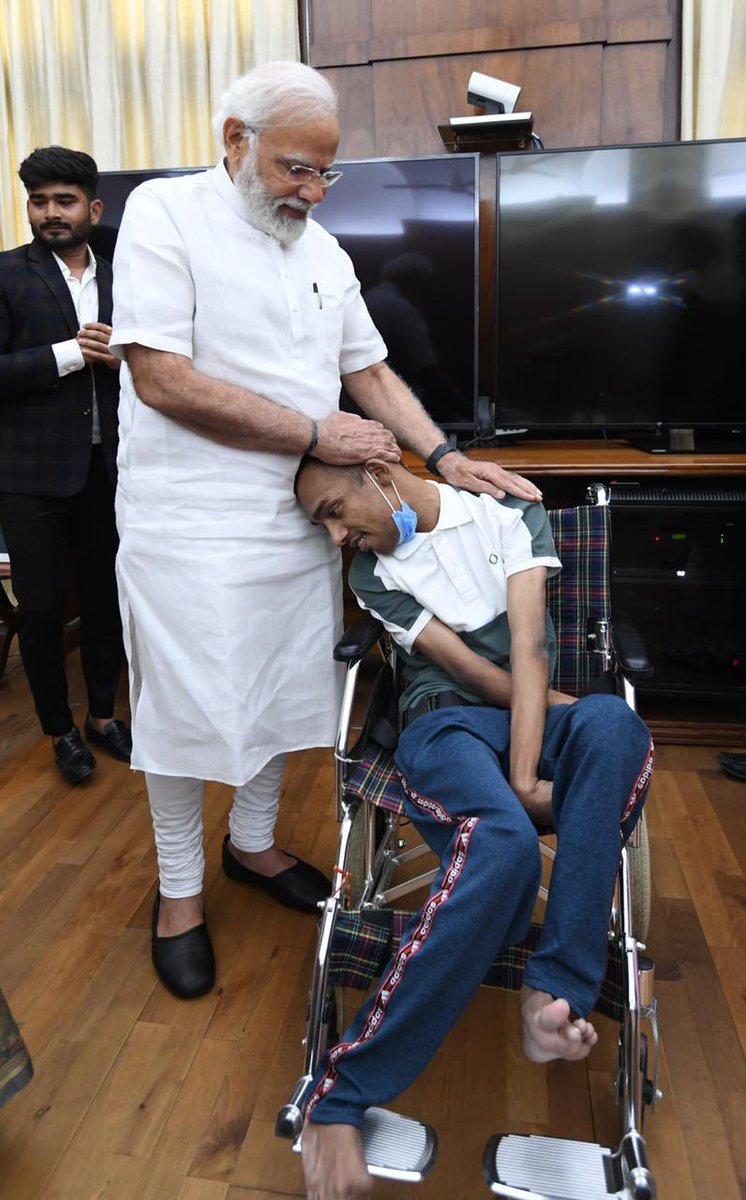 Narendra Modi (@narendramodi) on Twitter photo आज <a href="/aayush_kundal/">Aayush Kundal Divyang kalakar EF 🇮🇳🇮🇳</a> से मिलना मेरे लिए एक अविस्मरणीय क्षण बन गया। आयुष ने जिस प्रकार पेंटिंग में महारत हासिल की और अपनी भावनाओं को पैर की उंगलियों से आकार दिया, वो हर किसी को प्रेरित करने वाला है। अनवरत प्रेरणा मिलती रहे, इसलिए मैं उन्हें ट्विटर पर फॉलो कर रहा हूं। आज <a href="/aayush_kundal/">Aayush Kundal Divyang kalakar EF 🇮🇳🇮🇳</a> से मिलना मेरे लिए एक अविस्मरणीय क्षण बन गया। आयुष ने जिस प्रकार पेंटिंग में महारत हासिल की और अपनी भावनाओं को पैर की उंगलियों से आकार दिया, वो हर किसी को प्रेरित करने वाला है। अनवरत प्रेरणा मिलती रहे, इसलिए मैं उन्हें ट्विटर पर फॉलो कर रहा हूं।