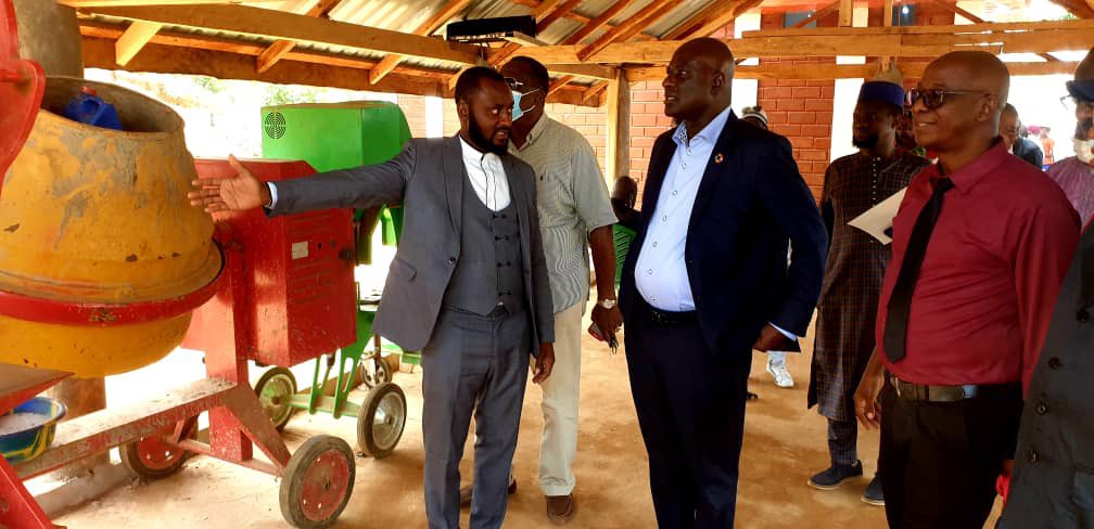 BYOUNOUSSA's tweet photo. Le @PNUD Guinée par ma voix, a procédé à la remise officielle du bâtiment témoin au bénéfice des populations de Boké, plus particulièrement aux personnes vivant avec handicap. Ce bel ouvrage contribuera à améliorer l’autonomisation des Personnes Handicapées @APHAB. https://t.co/cn1FruuzPT